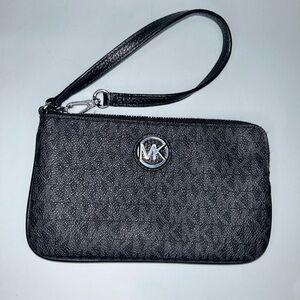 Euc Michael kors wristlet